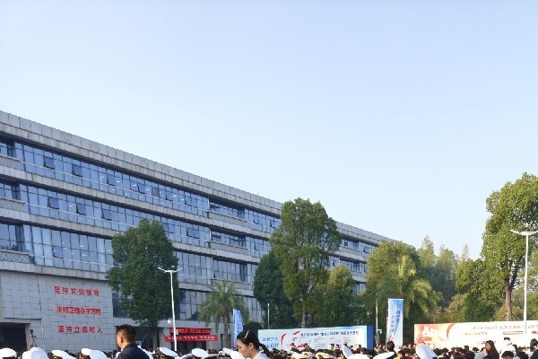 “社会共治，守正创新，终结艾滋”